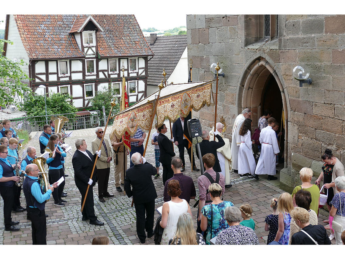 Fronleichnamsprozession durch die Straßen von Naumburg (Foto: Karl-Franz Thiede)